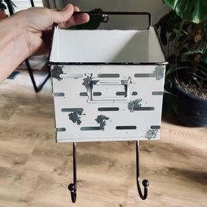 Farmhouse Style Entry Keyhook/Mail Holder